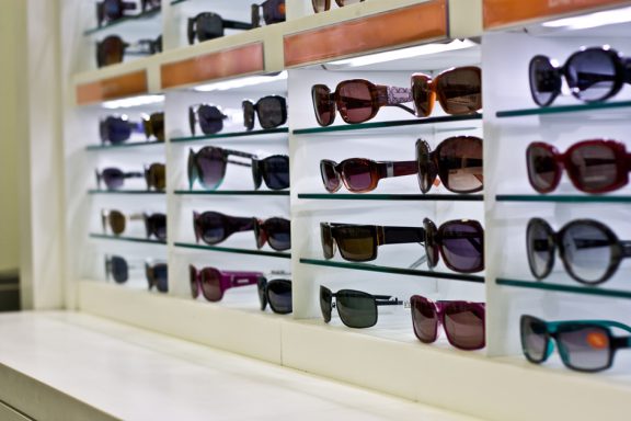 Marke, sonnenbrille, Sonnenbrillen, brillen, Brille, Optiker, Optik, Sehtest, Sehhilfen, große Auswahl, Kontaktlinsen, Fassungen, Gleitsichtbrillen, Gleitsichtgläser, Kontaktlinsenpflegemittel, Designerbrillen, Einstärkenbrillen, Brillenreparatur